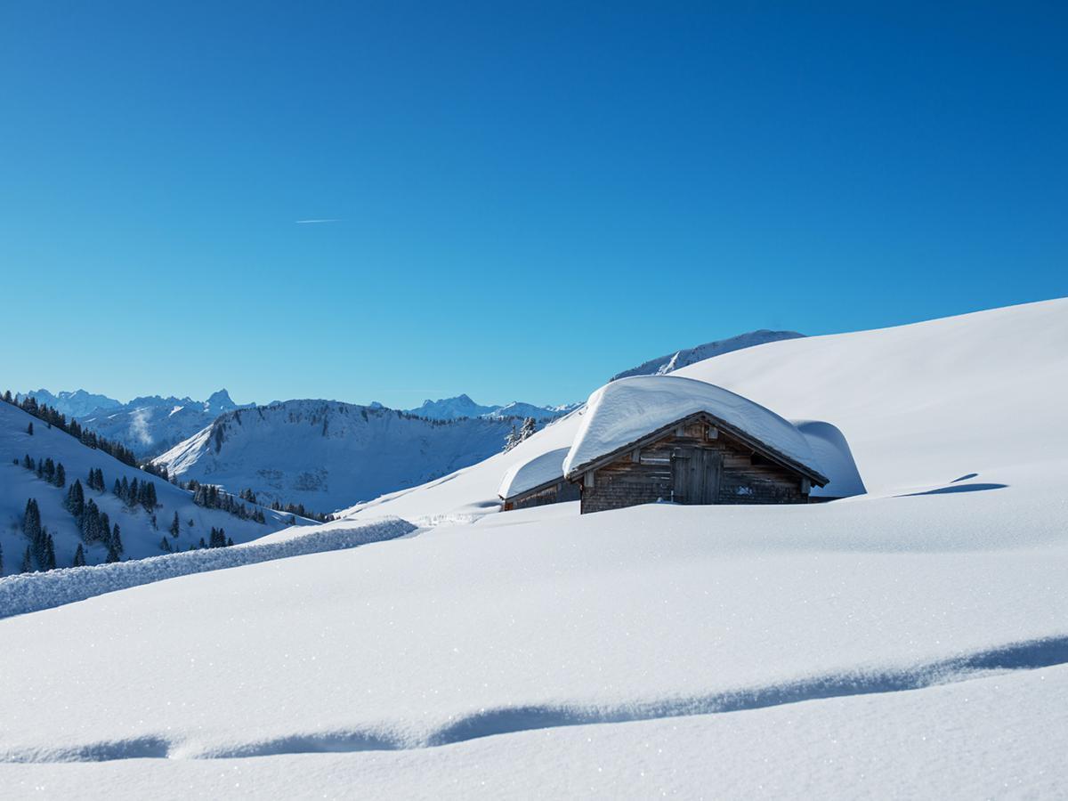 Eine Hütte im Schnee